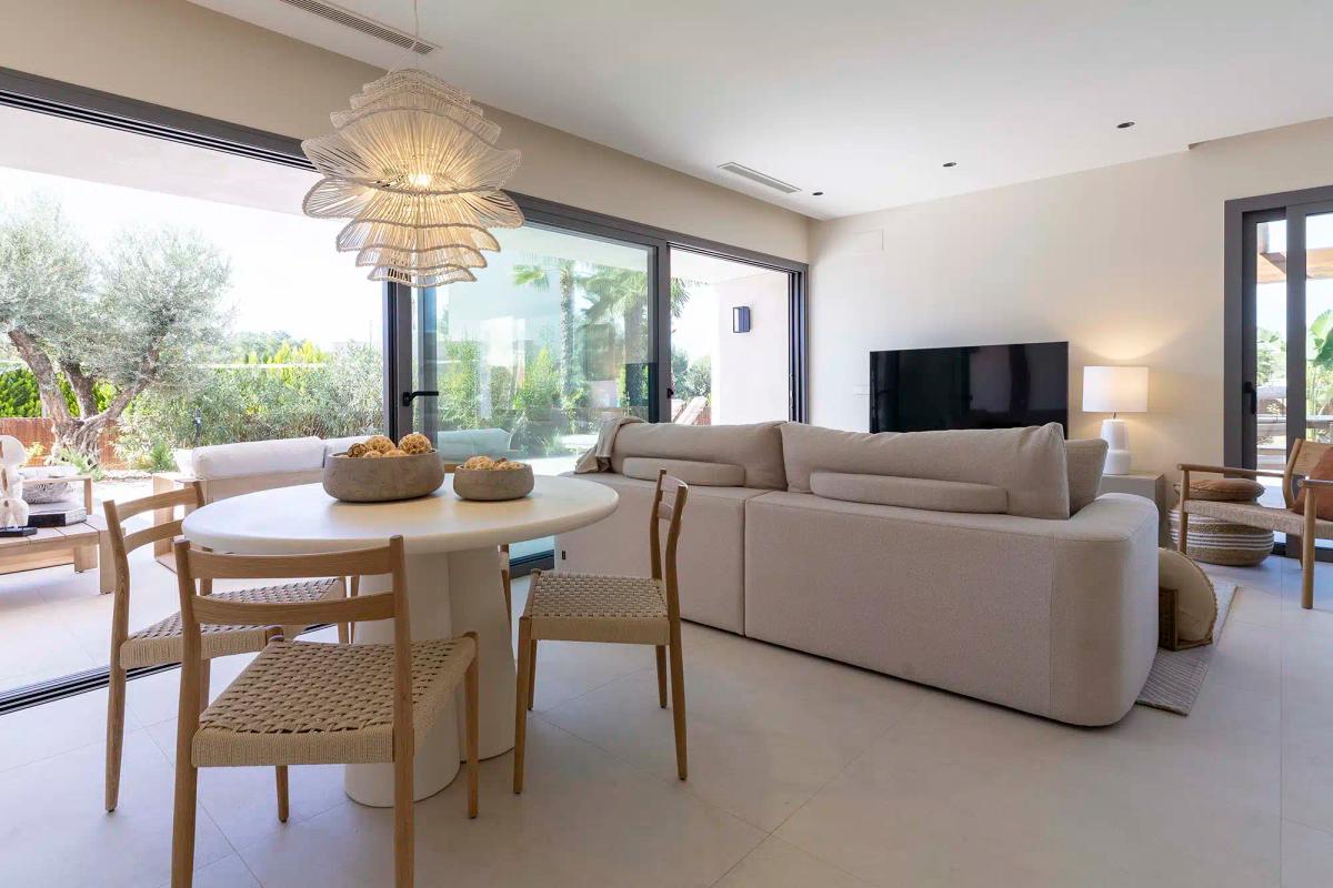 Außenansicht der Villa, großzügiges Grundstück