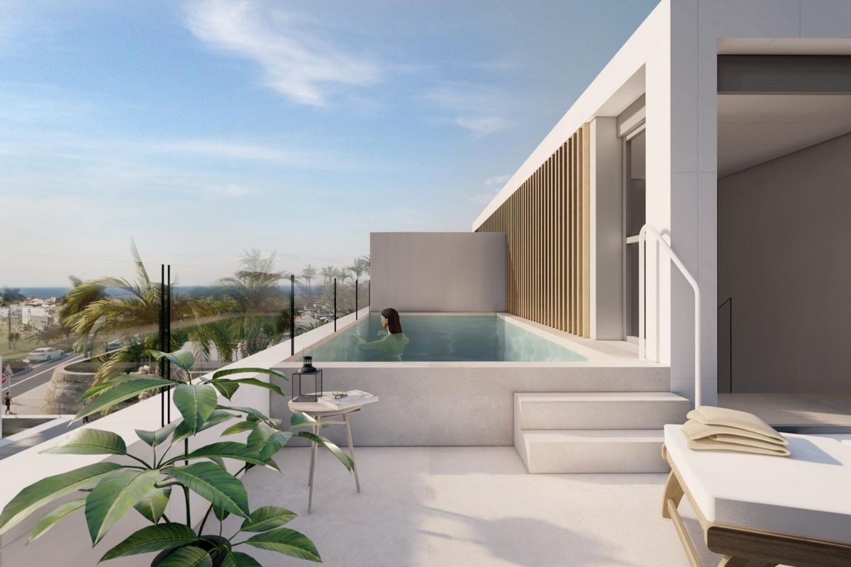 Uitnodigend terras met zwembad bij een 4-slaapkamer townhouse in Estepona, ideaal voor ontspanning met uitzicht op zee.