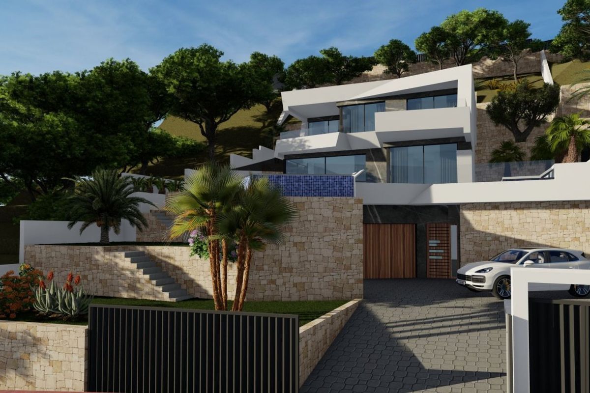 Vooraanzicht van een 4-slaapkamer villa in Calpe, Spanje, met de oprit en aangelegde ingang.