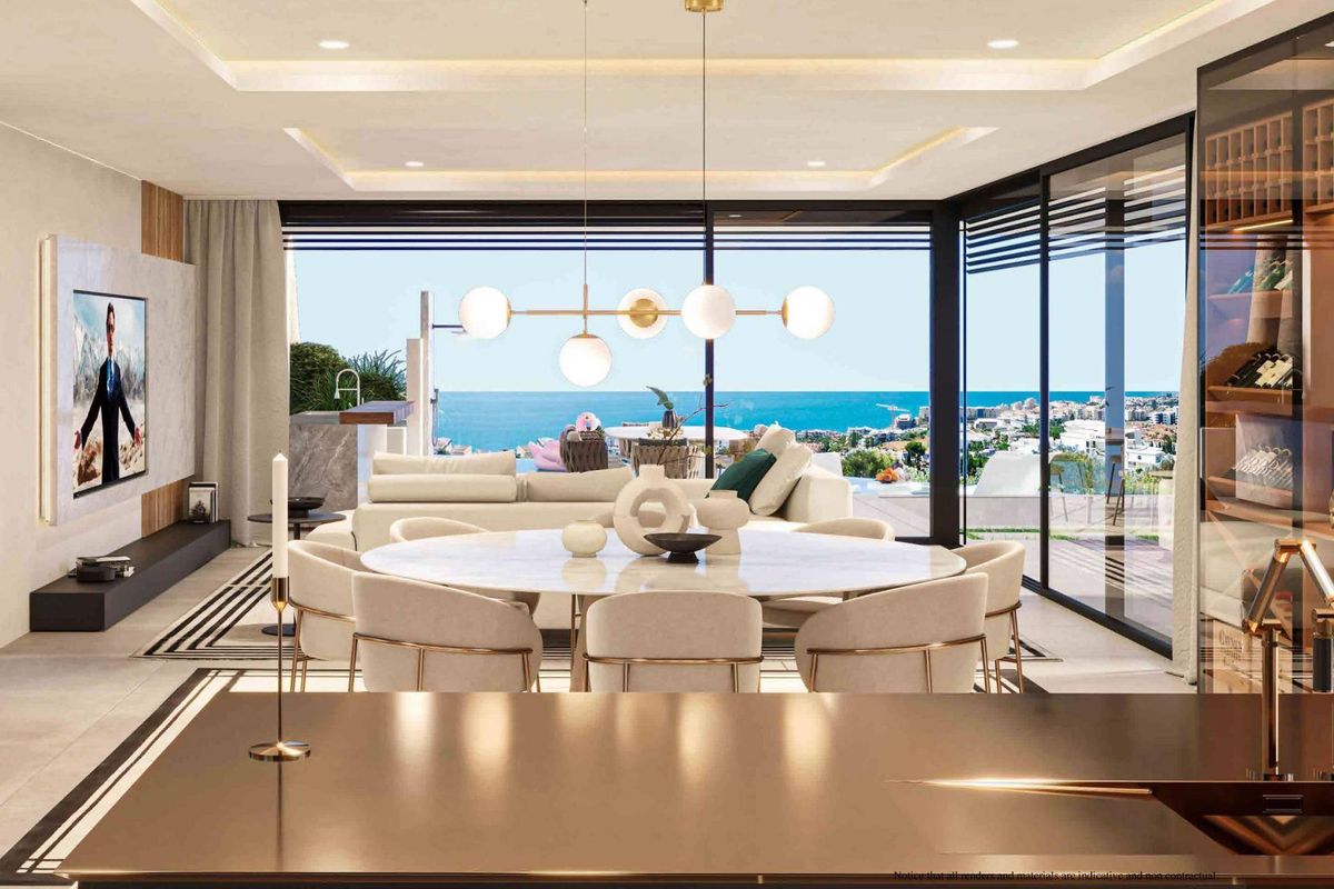 Ruime woonkamer met panoramisch zeezicht in een moderne villa, gelegen in Benalmádena, Costa del Sol.