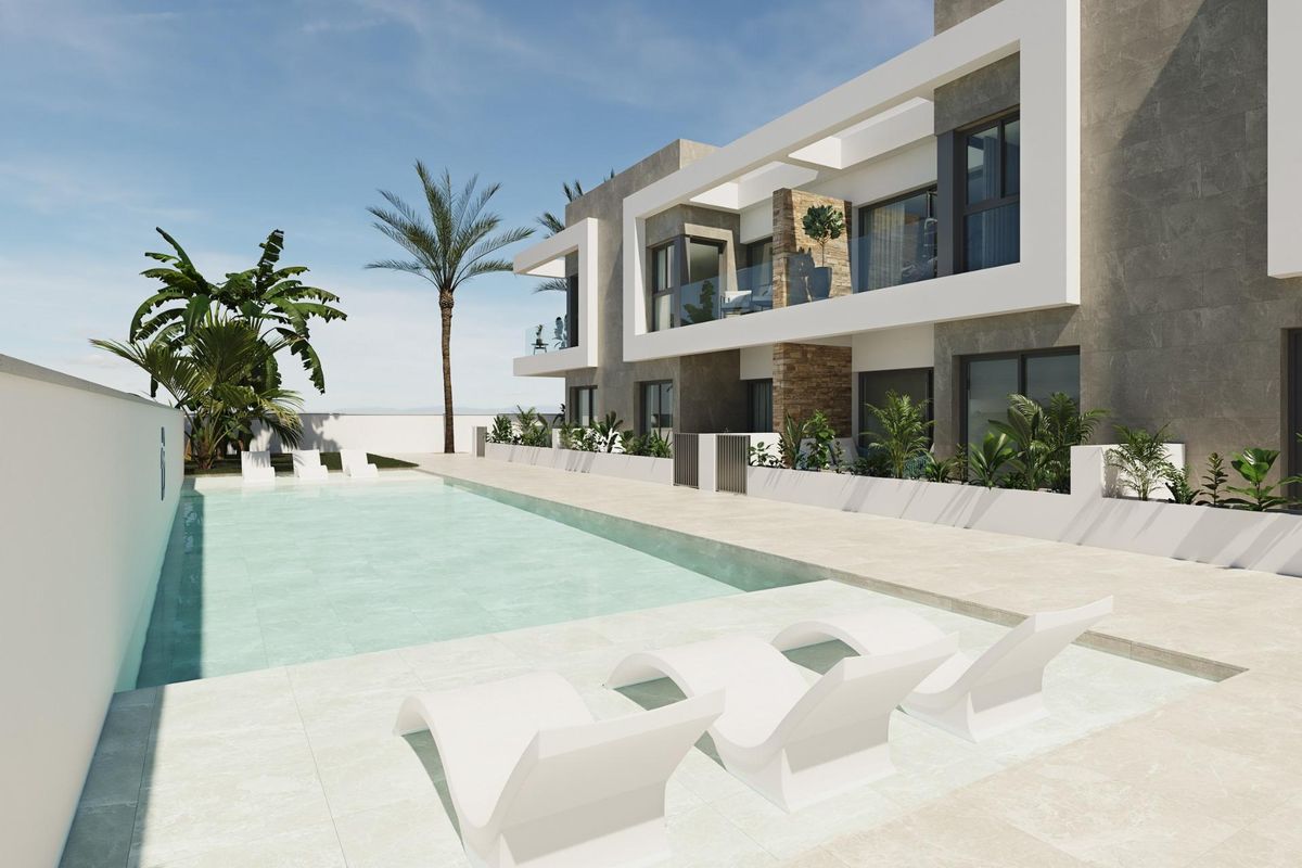 Buitenkant van een modern appartementencomplex met een zwembad in Pilar de La Horadada, Costa Blanca Zuid.