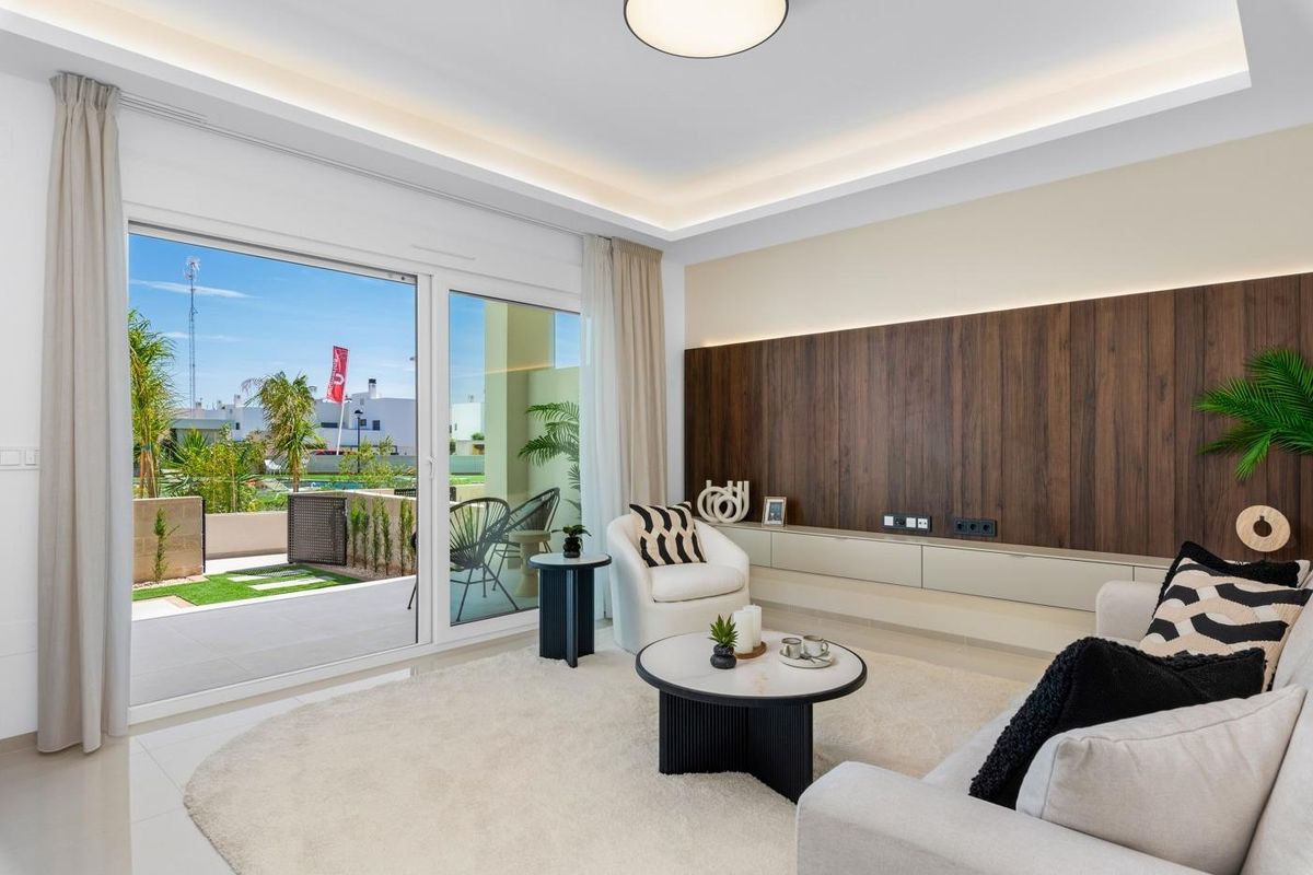 Moderne woonkamer met stijlvolle decoratie en een mooi uitzicht in deze bungalow in Rojales, Costa Blanca Zuid, Spanje.