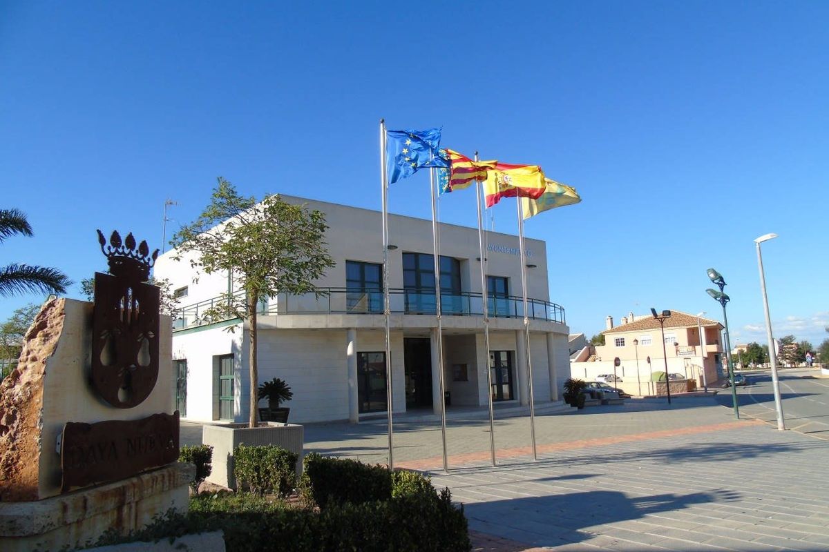 Gemeentehuis van Daya Nueva, Costa Blanca Zuid, Spanje, met vlaggen en moderne architectuur.