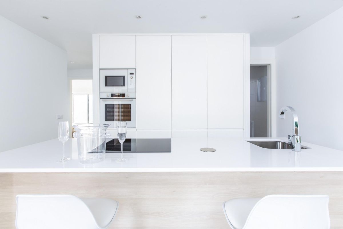 Strakke keuken met chique apparaten en een ontbijtbar in een villa in San Javier, Costa Calida, Spanje.