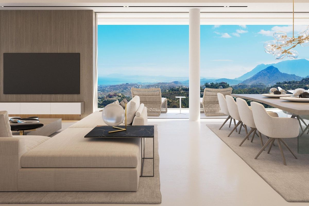 Open woon- en eetruimte met grote ramen en uitzicht in een moderne 4-slaapkamer villa in Benahavís.