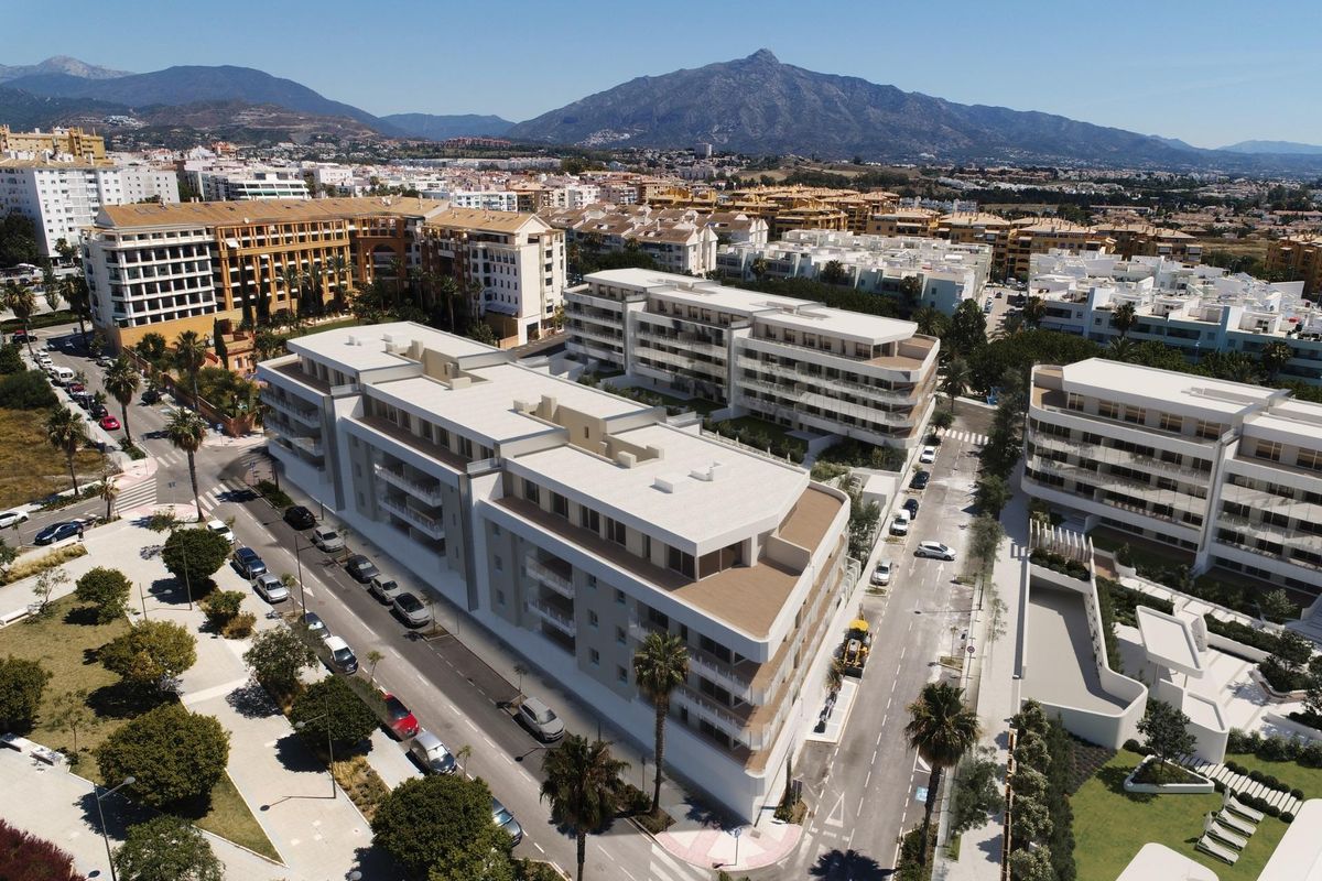 Luchtfoto van een woongebied in Marbella, Costa del Sol, met de nadruk op het 3-slaapkamerappartementcomplex.