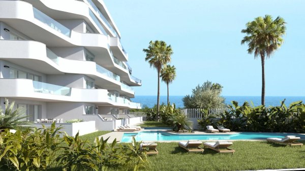 Moderne buitenkant van het appartementencomplex met zwembad en palmbomen in Pilar de La Horadada, Costa Blanca.