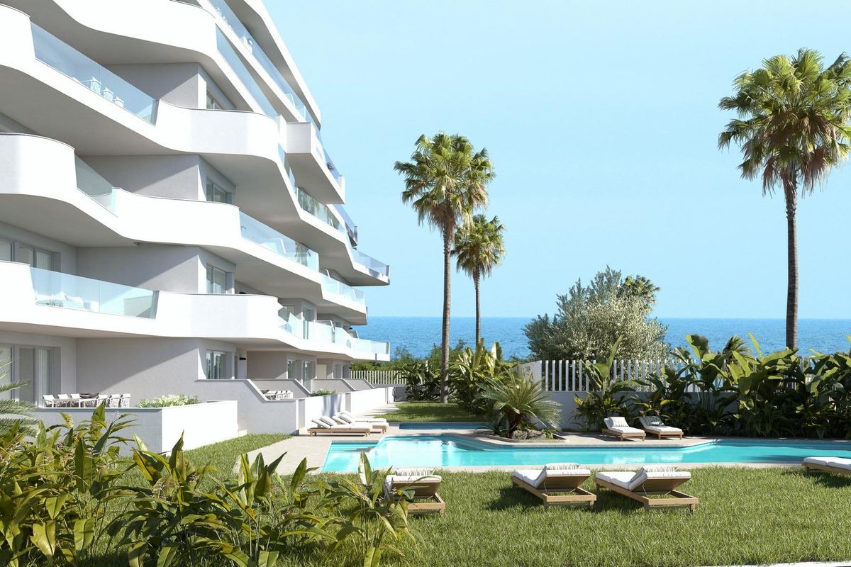 Moderne buitenkant van het appartementencomplex met zwembad en palmbomen in Pilar de La Horadada, Costa Blanca.