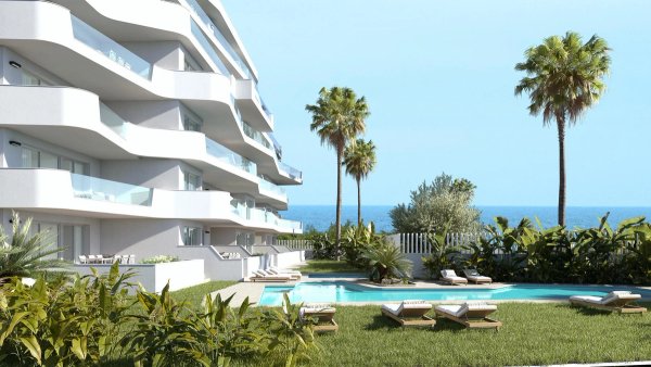 Moderne buitenkant van het appartementencomplex met zwembad en palmbomen in Pilar de La Horadada, Costa Blanca.