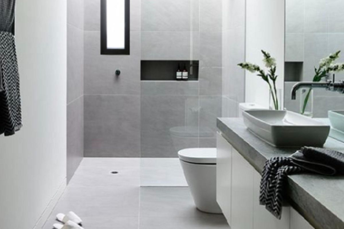 Moderne badkamer met een inloopdouche en strakke afwerkingen in een penthouse in Torrevieja.