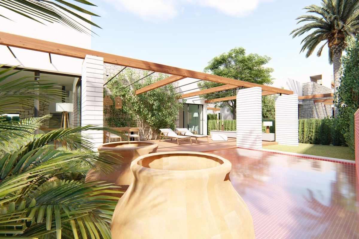 Villa patio in Torre Pacheco, met een kalkpot en weelderig groen rond het zwembad.