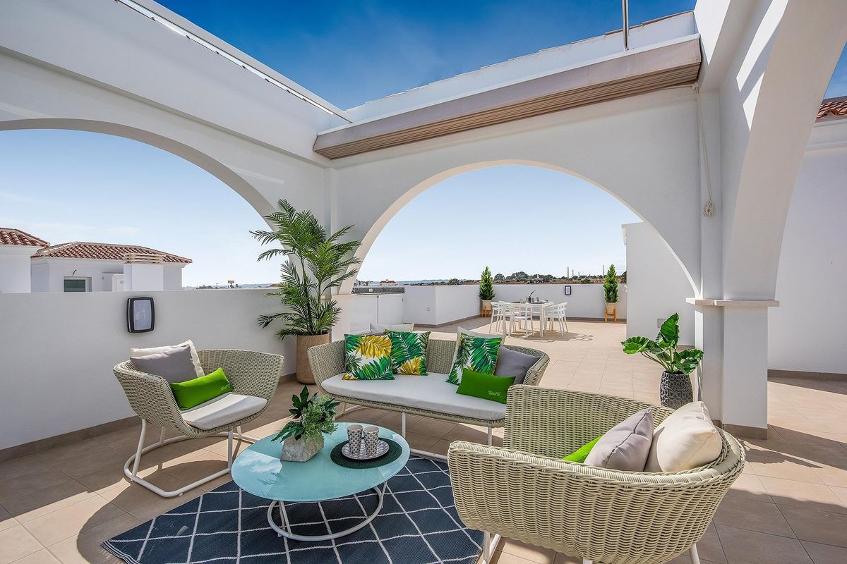 Charmante terrassselounge met zitplaatsen in Rojales, Costa Blanca Zuid, Spanje.