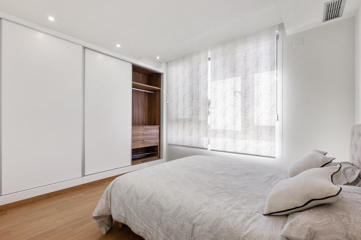 Gezellige slaapkamer met inbouwkasten en natuurlijk licht in de villa Rojales.