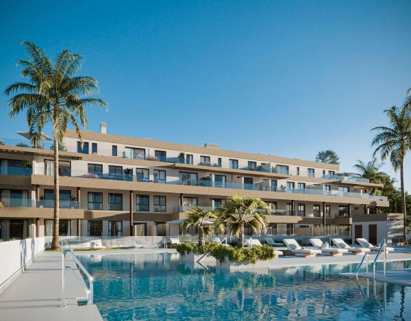 Buitenzicht op een modern appartementencomplex met palmbomen en een groot zwembad in Mijas, Costa del Sol.