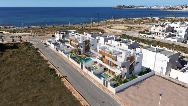 Luchtfoto van moderne bungalows in Puerto de Mazarron met zeezicht en omliggend landschap.