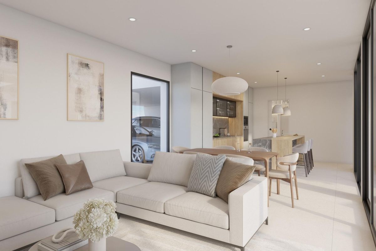 Helder woongebied in de villa, met een comfortabele bank en uitzicht op de keuken.