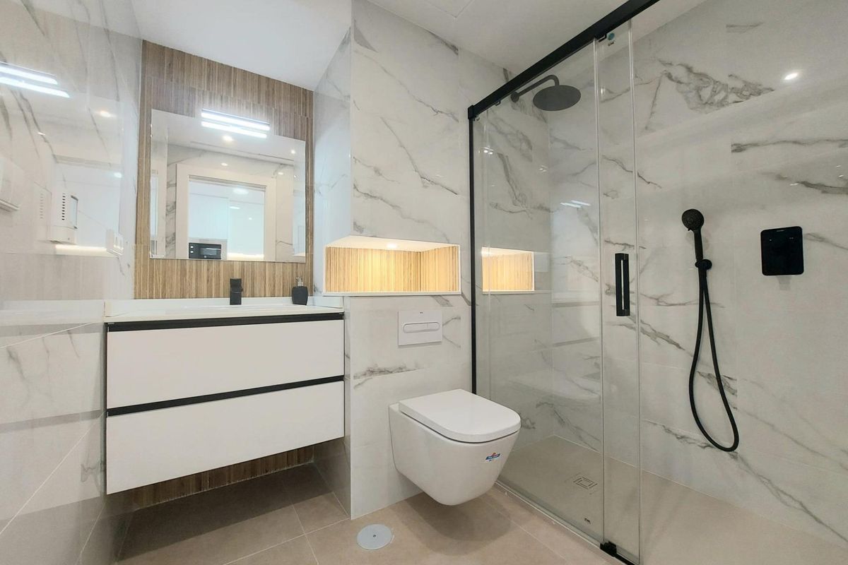 Luxe badkamer met moderne armaturen en een ruime douche in de villa in San Pedro del Pinatar.