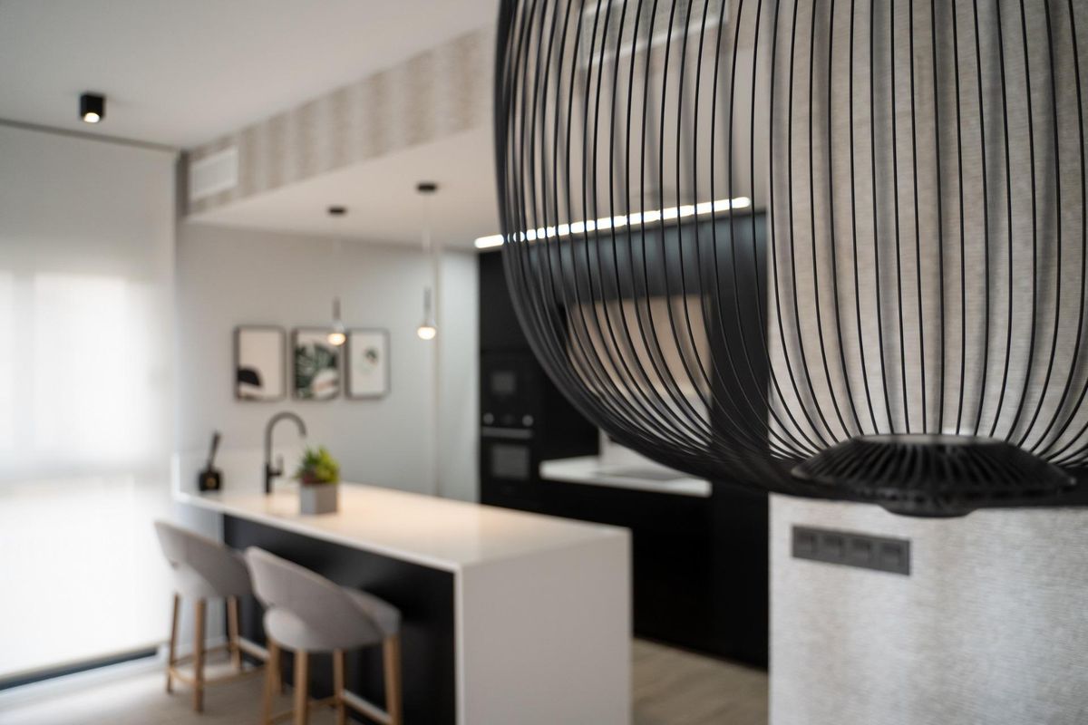 Close-up van een mooie hanglamp boven het kookeiland in een townhouse in Orihuela Costa.