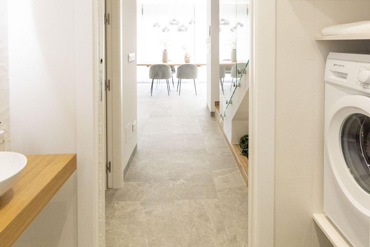 Corridorzicht met een badkamer en wasruimte in een hedendaagse 3-slaapkamer villa in Pilar de La Horadada.