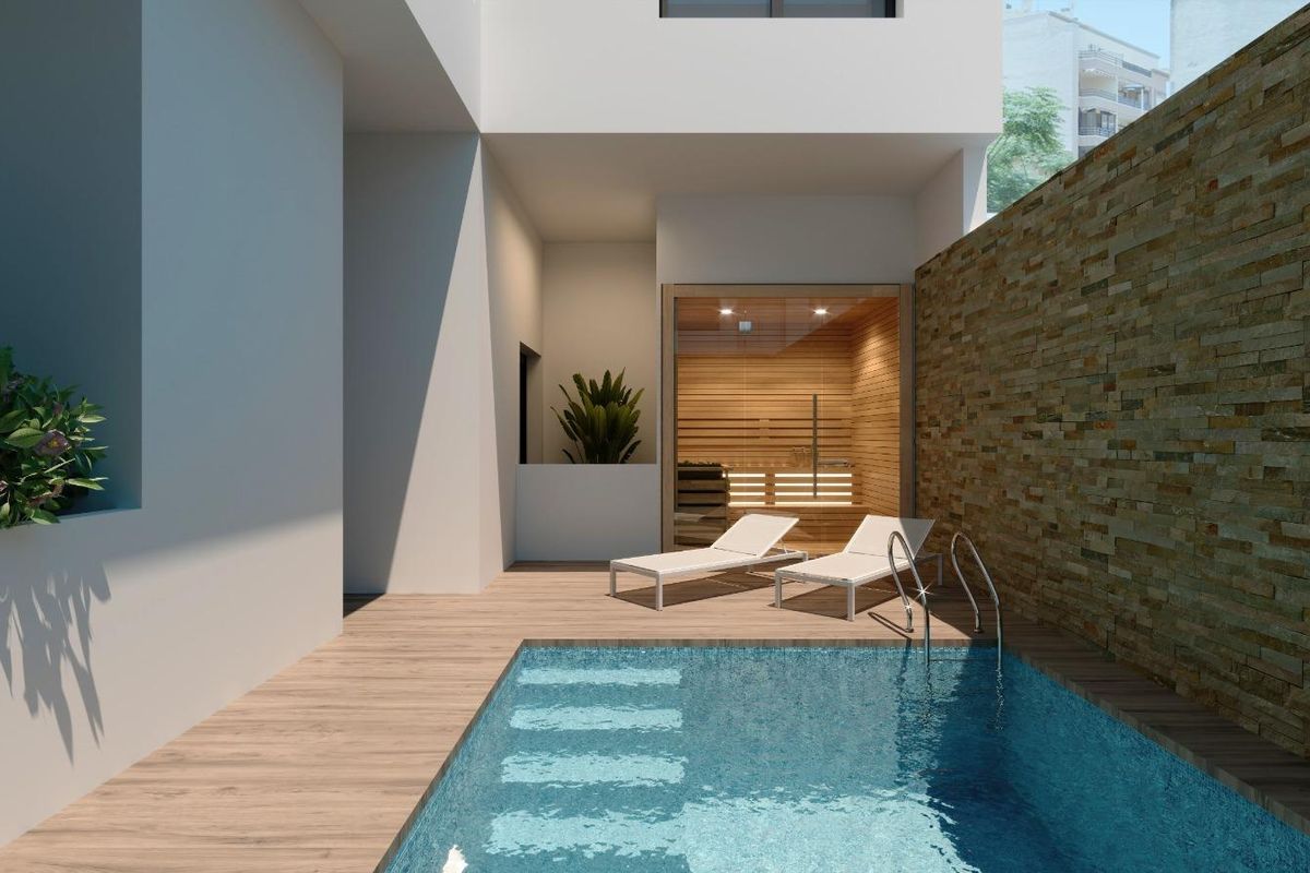 Charmant zwembad in penthouse in Torrevieja met houten accenten en groen.