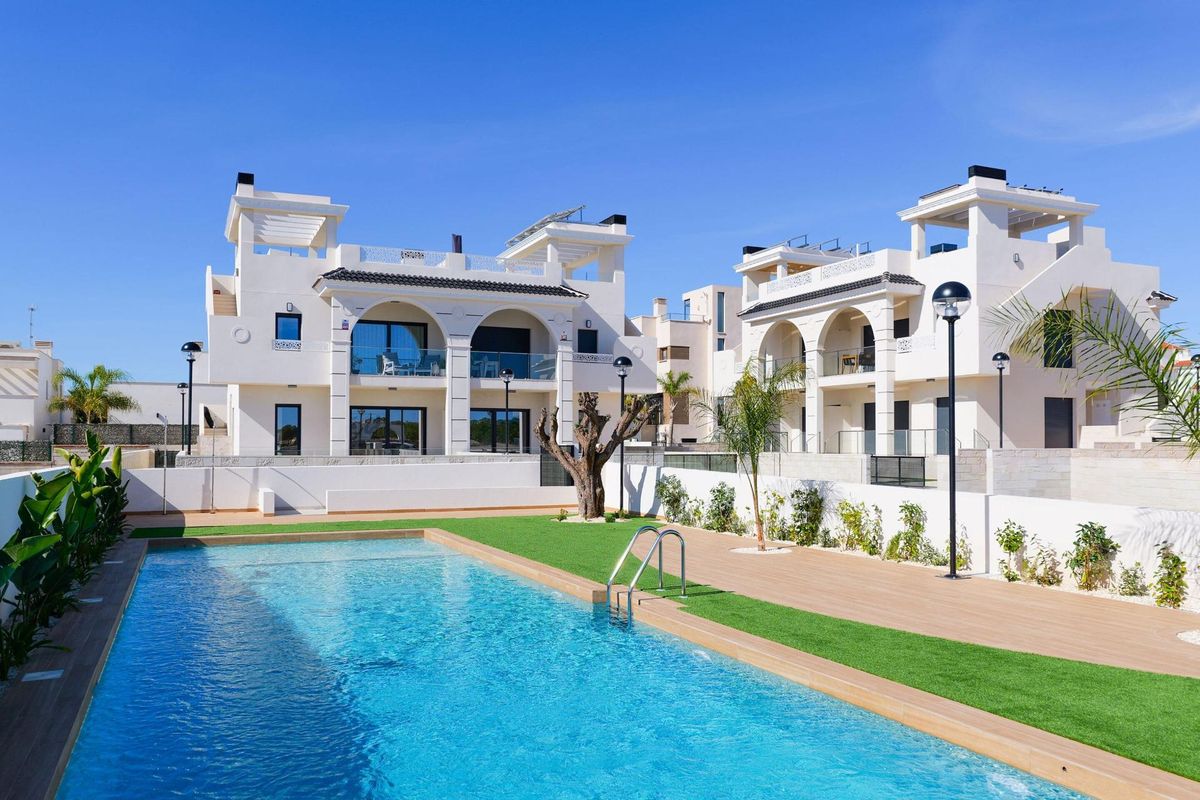 Een andere hoek van het appartementencomplex en het zwembad in Rojales, Costa Blanca Zuid, Spanje.