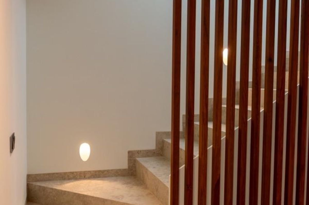 Prachtige trap met houten leuning die naar de bovenverdiepingen leidt in een moderne villa in Calpe, Costa Blanca.