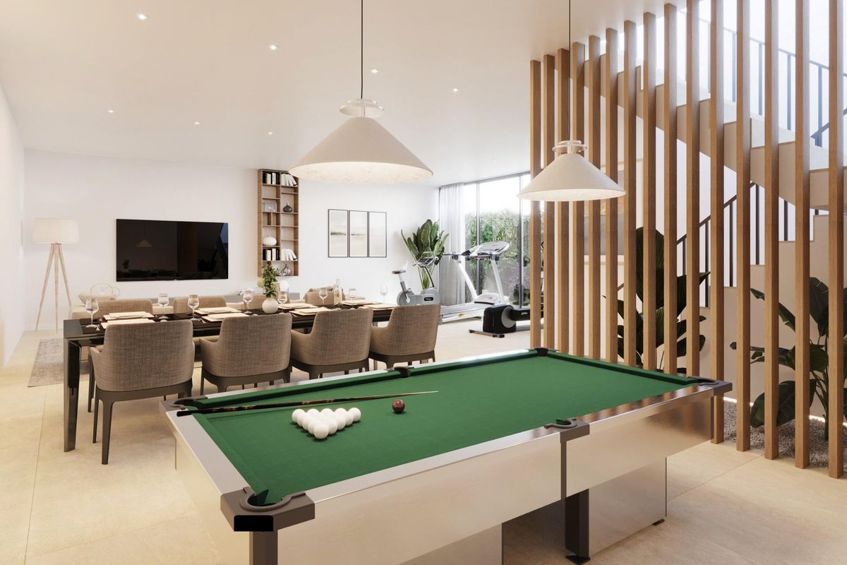 Ruime eet- en speelkamer in een 3-slaapkamer villa, met een biljarttafel, in Polop, Costa Blanca Noord.