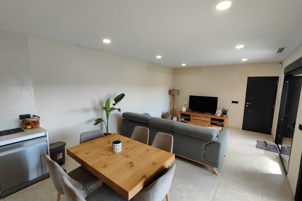 Dining table with modern chairs in the living area of the Pinoso villa, ideal for family meals.