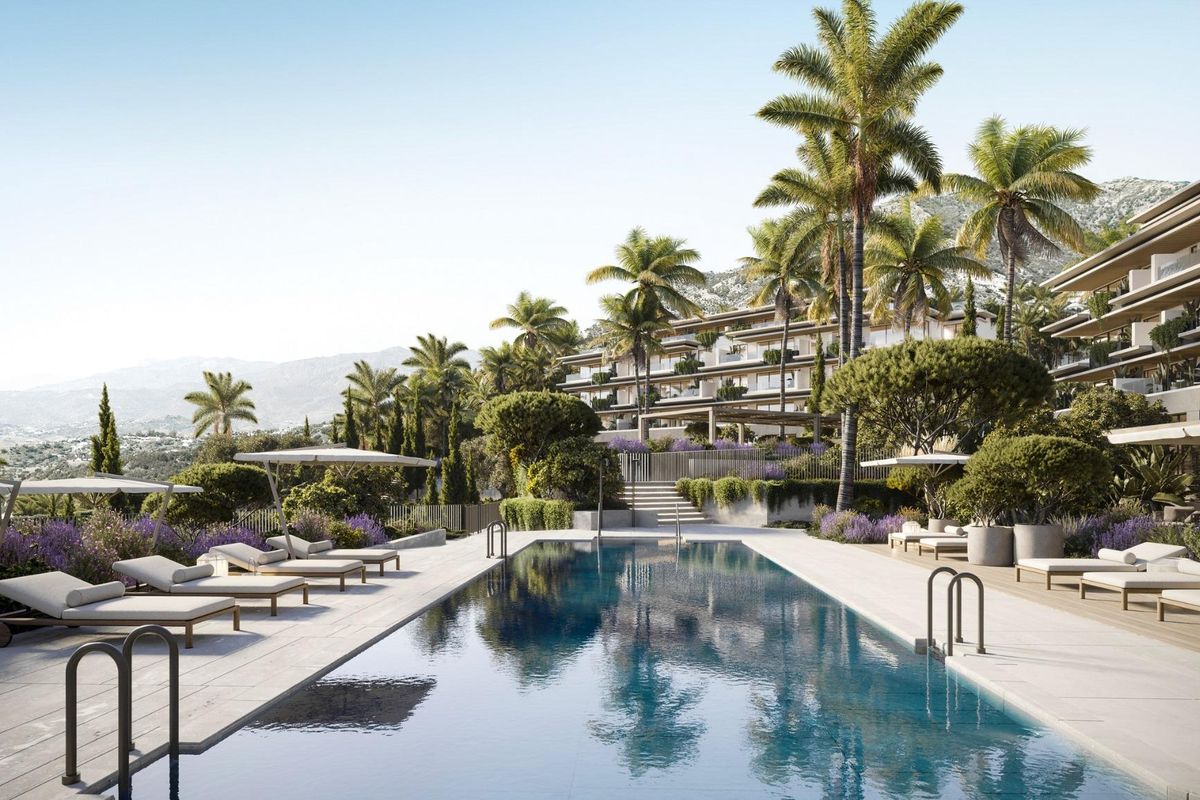 Luxe zwembad omgeven door tropische tuinen in Mijas, Costa del Sol, Spanje.