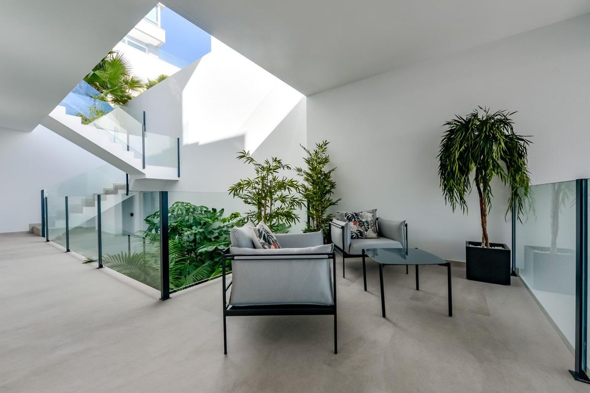 Stijlvol zitgedeelte buiten met planten in een 8-slaapkamer villa in Finestrat, Costa Blanca.