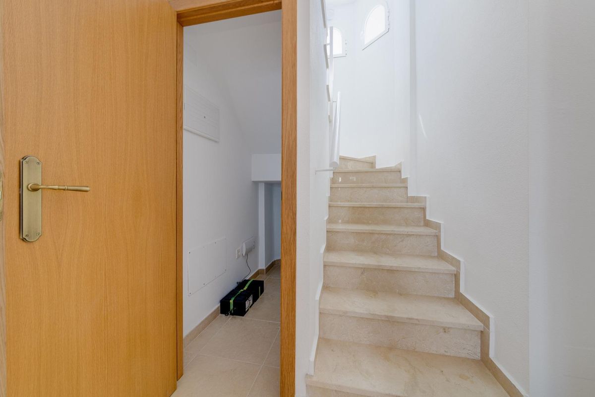 Trappen die naar de bovenverdieping leiden in een goed verlicht herenhuis in San Fulgencio.