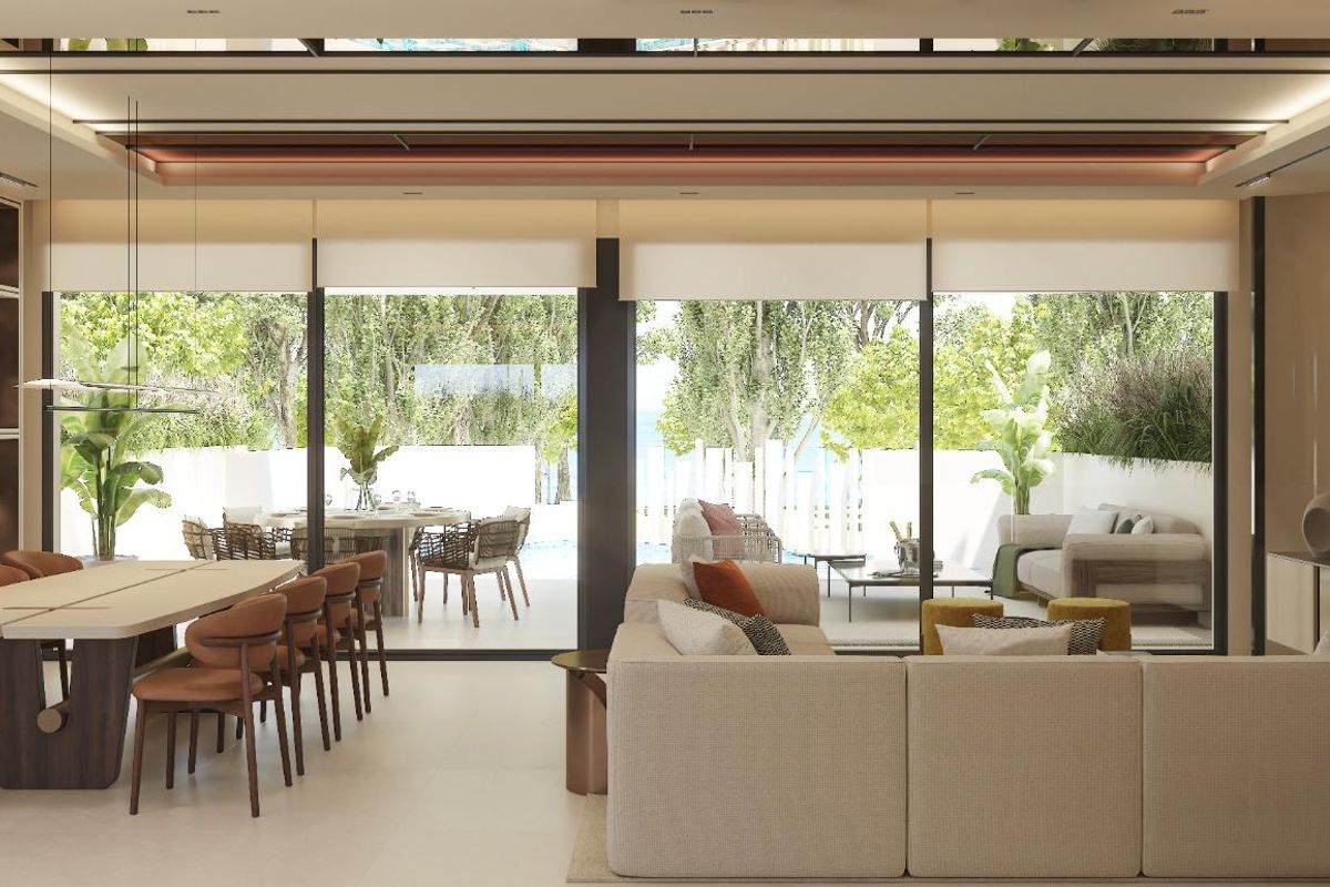 Stijlvolle eet- en woonruimte in een appartement op de begane grond in Marbella, met veel natuurlijk licht en moderne accenten.