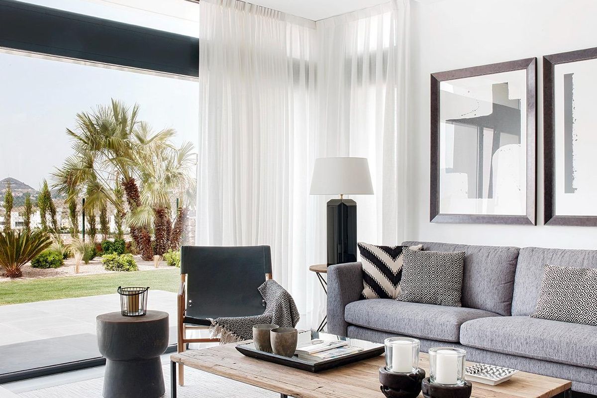 Heldere leefruimte met grote ramen en uitzicht op de tuin in de 4-slaapkamer villa, La Manga Club, Costa Calida, Spanje.