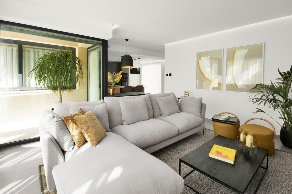 Ruime woonkamer met moderne decoratie en een ontspannen sfeer in een villa in Baños y Mendigo, Spanje.