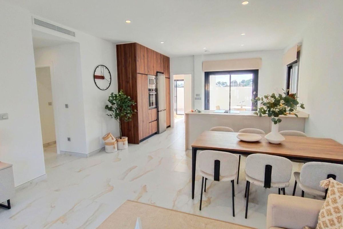 Eigentijdse keuken en eetkamer in de villa, met veel natuurlijk licht in Pilar de La Horadada.