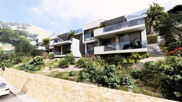 Moderne townhouse buitenzijde met weelderige beplanting in Altea, Costa Blanca Noord, Spanje.