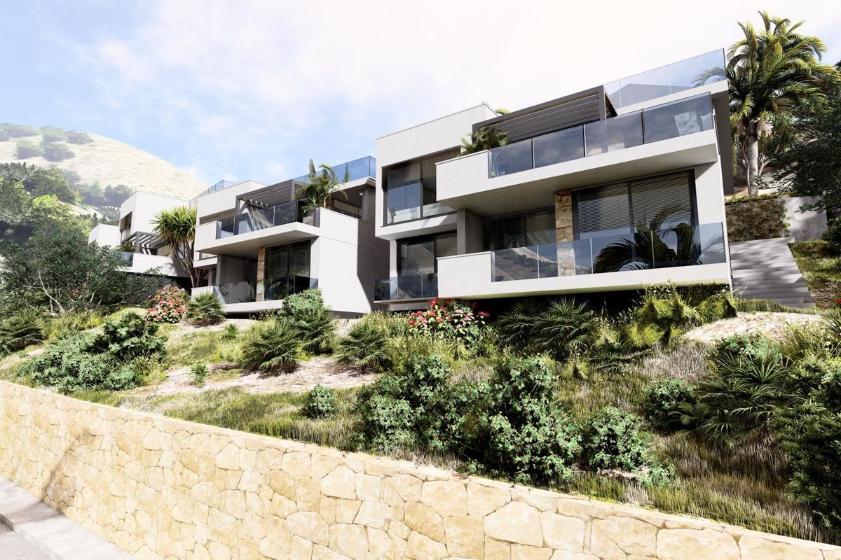 Moderne townhouse buitenzijde met weelderige beplanting in Altea, Costa Blanca Noord, Spanje.
