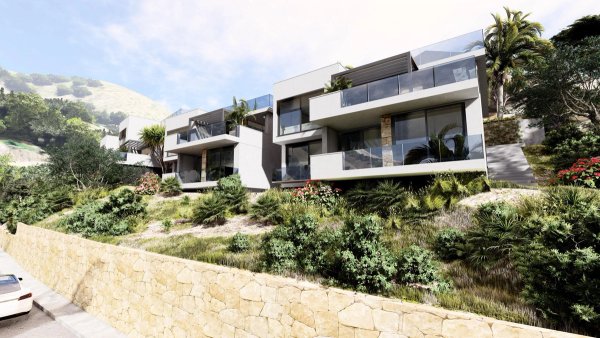 Moderne townhouse buitenzijde met weelderige beplanting in Altea, Costa Blanca Noord, Spanje.