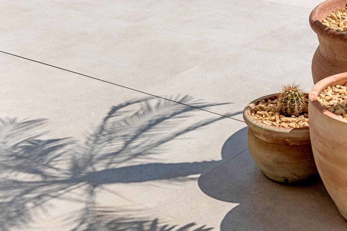 Close-up van een serene zwembadgebied met potten en schaduwen in een 3-slaapkamer townhouse in Dolores, Costa Blanca Zuid.