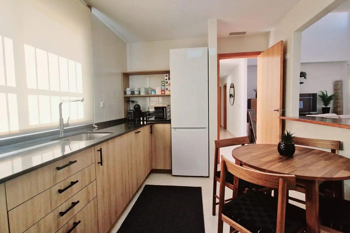 Functionele keukenindeling met moderne apparaten in een 3-slaapkamer villa in Lorca, Costa Calida; helder en uitnodigend.