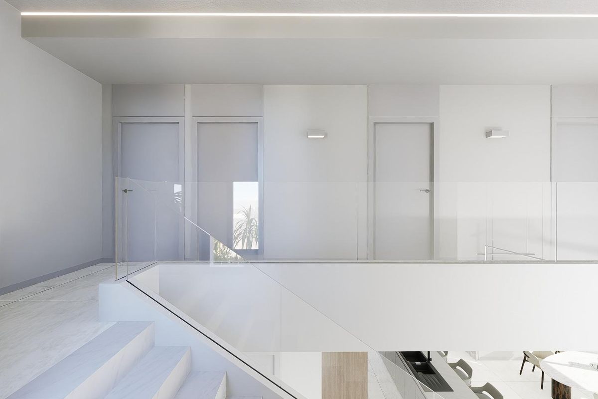 Heldere gang met toegang tot verschillende kamers in een 4-slaapkamer villa gelegen in Orihuela Costa, Spanje.