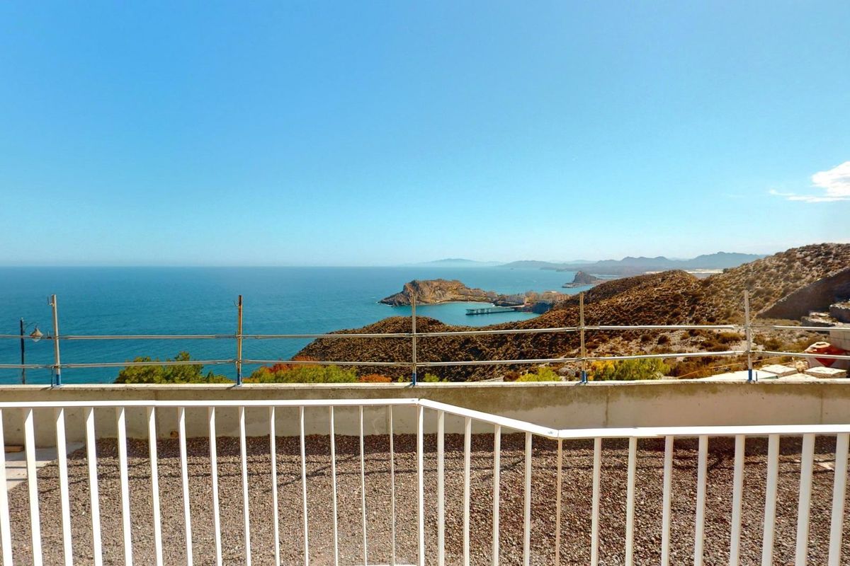 Scène vanaf het terras van de penthouse in Aguilas, met uitzicht op de kust en de blauwe zee.
