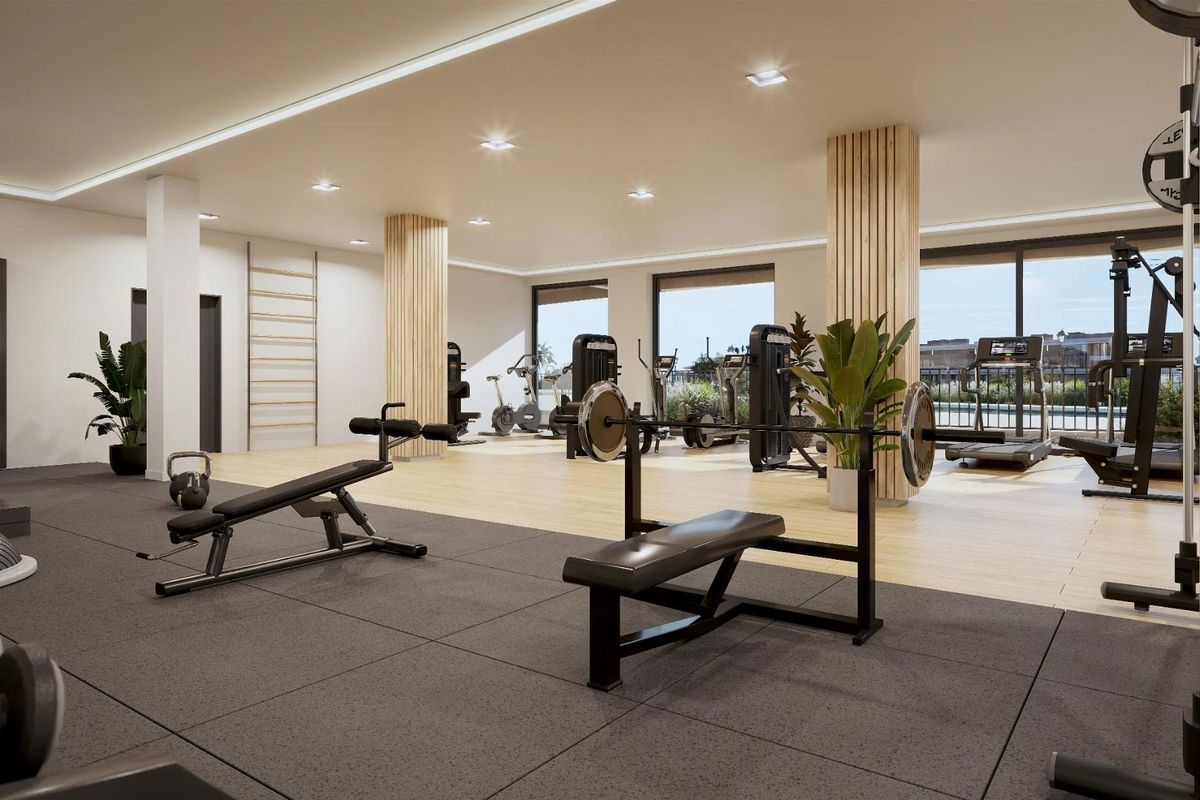 Goed uitgeruste fitnessruimte met verschillende trainingsstations in een appartementencomplex in Estepona.