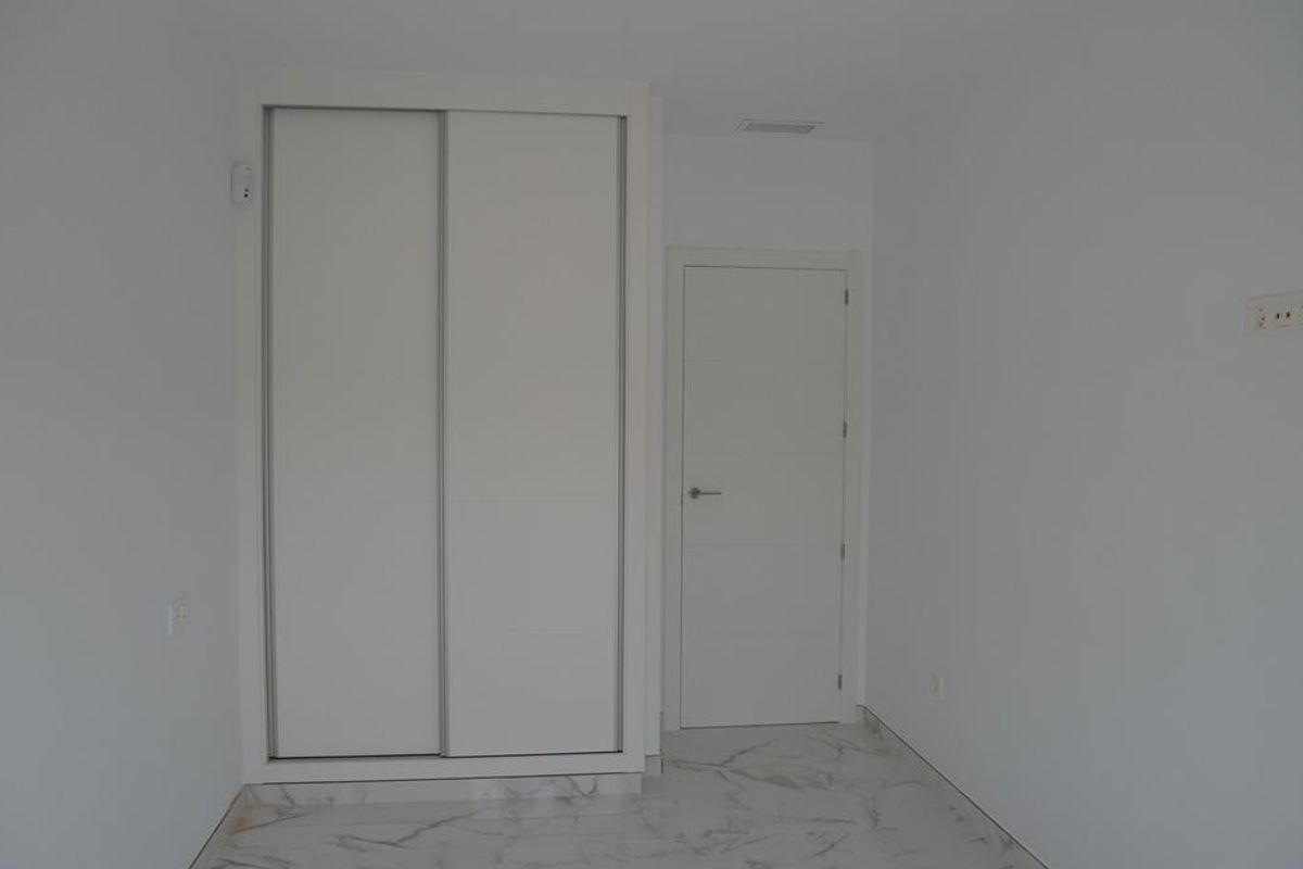 Minimalistische slaapkamer met een schuifkast in een 4-slaapkamer villa in Pinoso, Costa Blanca Zuid.
