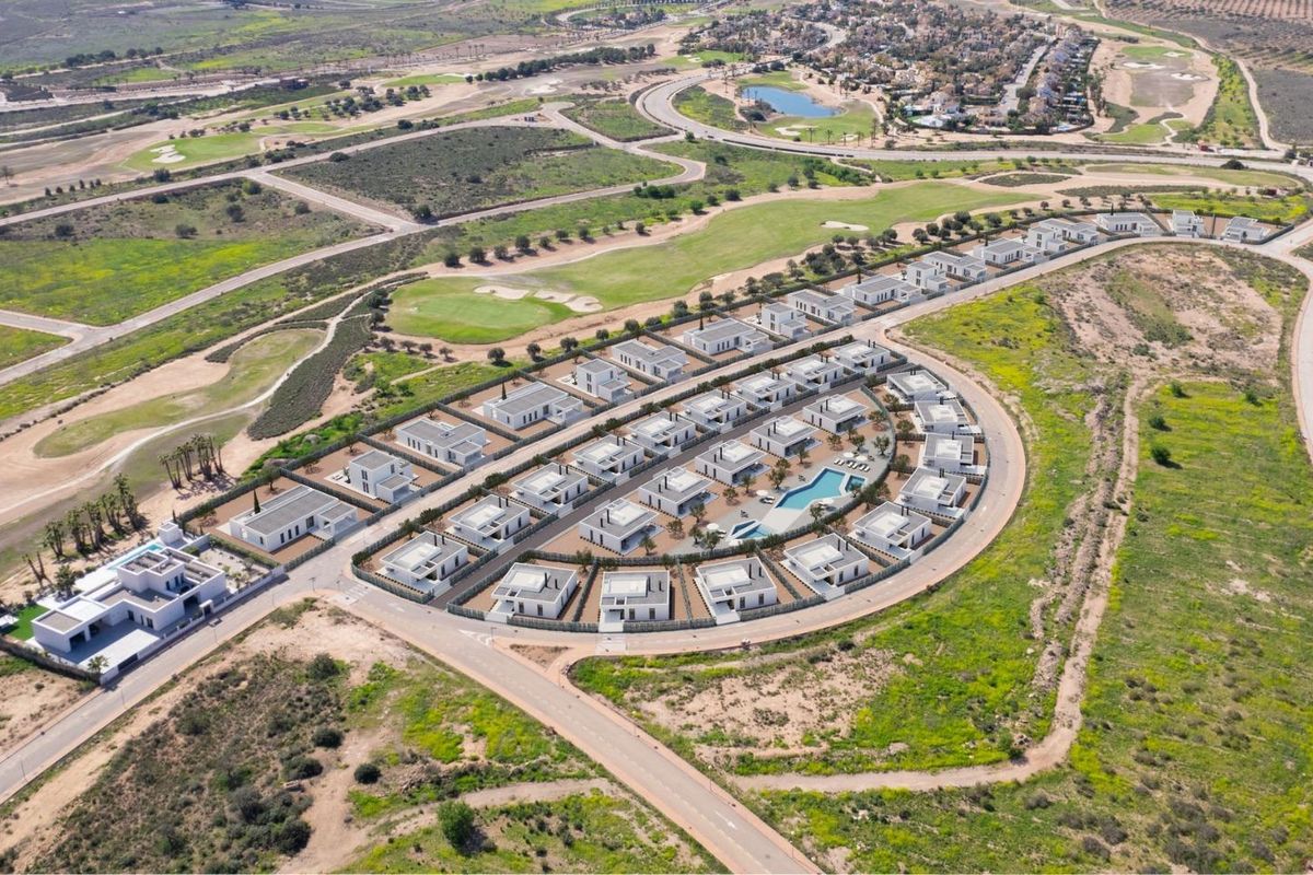Luchtfoto van een villa gemeenschap in Fuente Álamo, met weids uitzicht op het landschap en de omgeving in Costa Calida, Spanje.