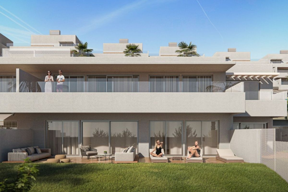 Rustige terras met buitenzitplaatsen en tuinen, verbonden met het moderne appartement in Estepona.