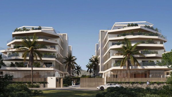 Buitenzicht op modern 1-slaapkamerappartement complex in Mijas, Costa del Sol, met palmbomen en balkons.