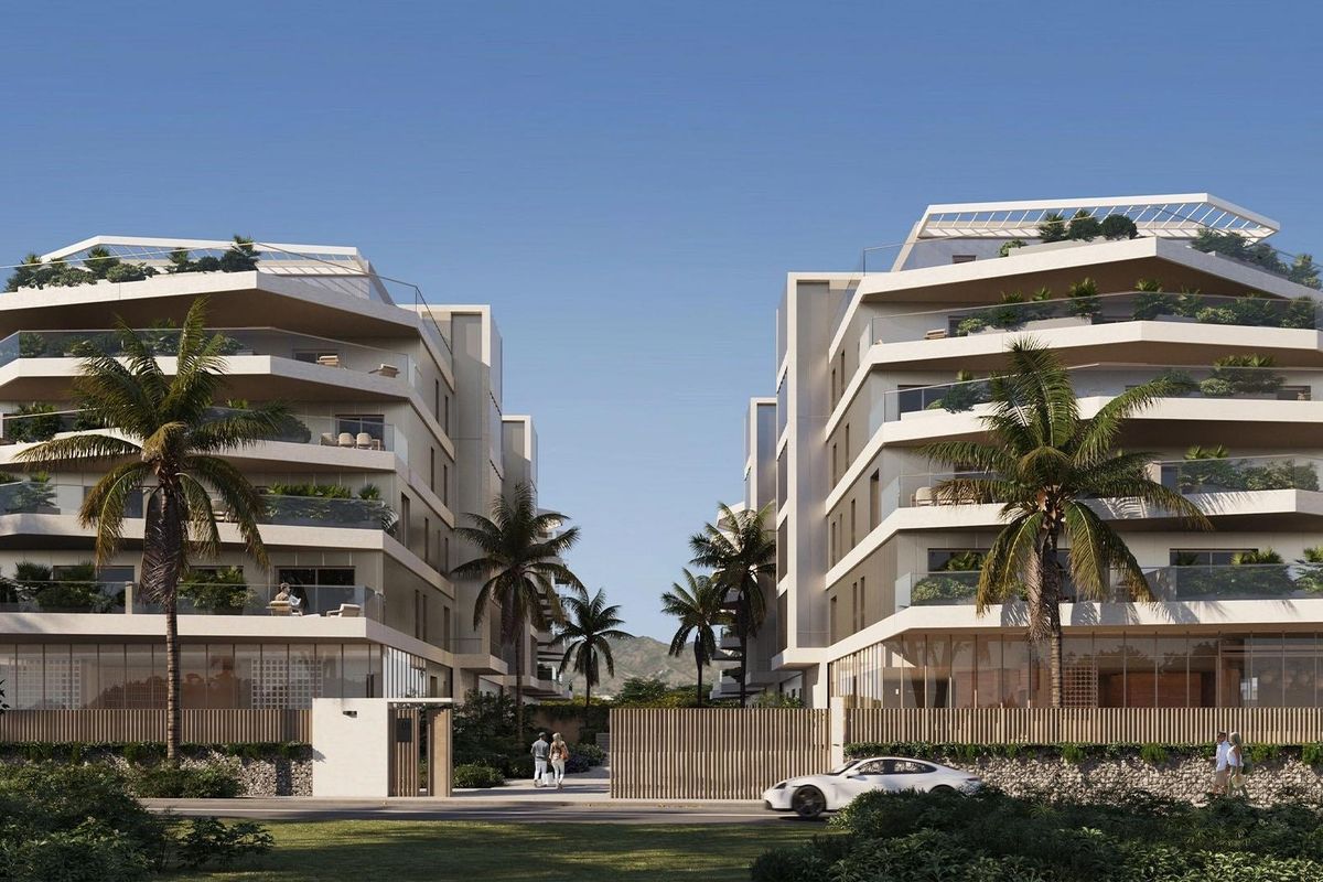 Moderne appartementgebouwen met balkons vol groen in Mijas, die een stijlvolle kustlevensstijl tonen.