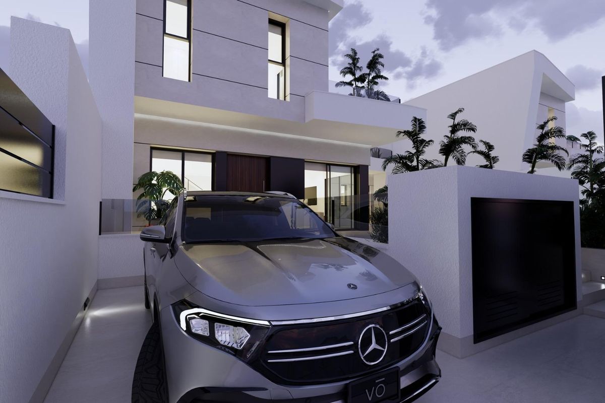Close-up van een luxe auto bij de ingang van een stijlvolle villa in Dolores, Costa Blanca Zuid.