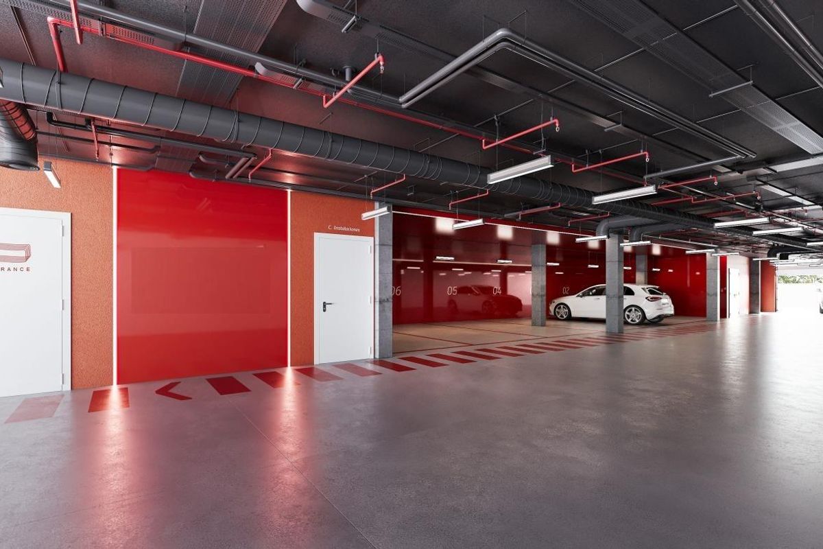 Interieur van de parkeergarage van de penthouse in Benalmádena, met een modern ontwerp.